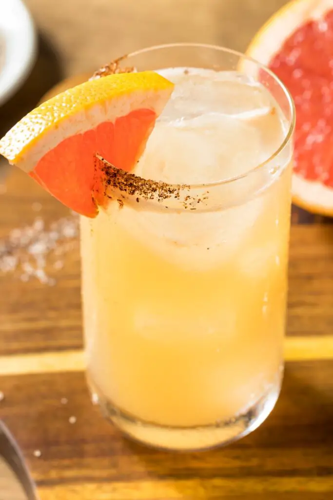 Forfriskende Mezcal Paloma Cocktail med grapefrukt