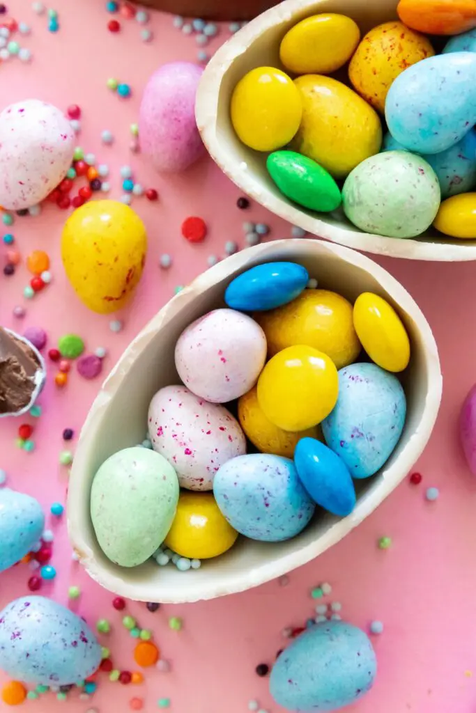 Caramelo de huevo de chocolate de Pascua casero con decoraciones coloridas
