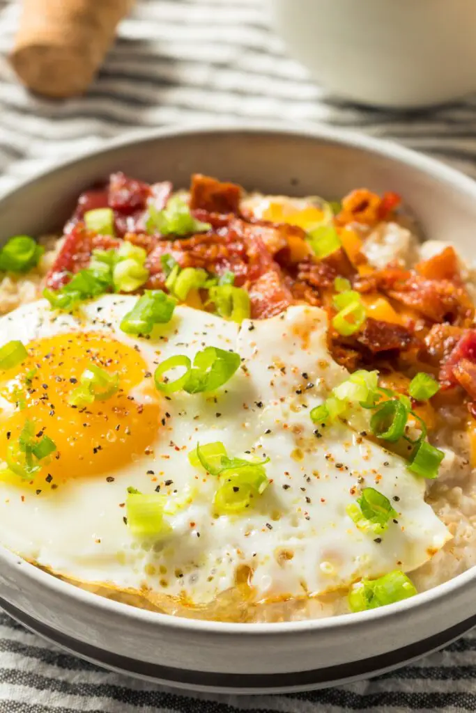 Oatmeal Buatan Rumah dengan Telur, Bawang Hijau, dan Bacon Renyah