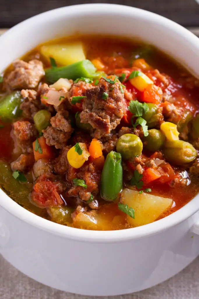 Tazón de Sopa de Verduras con Carne Molida