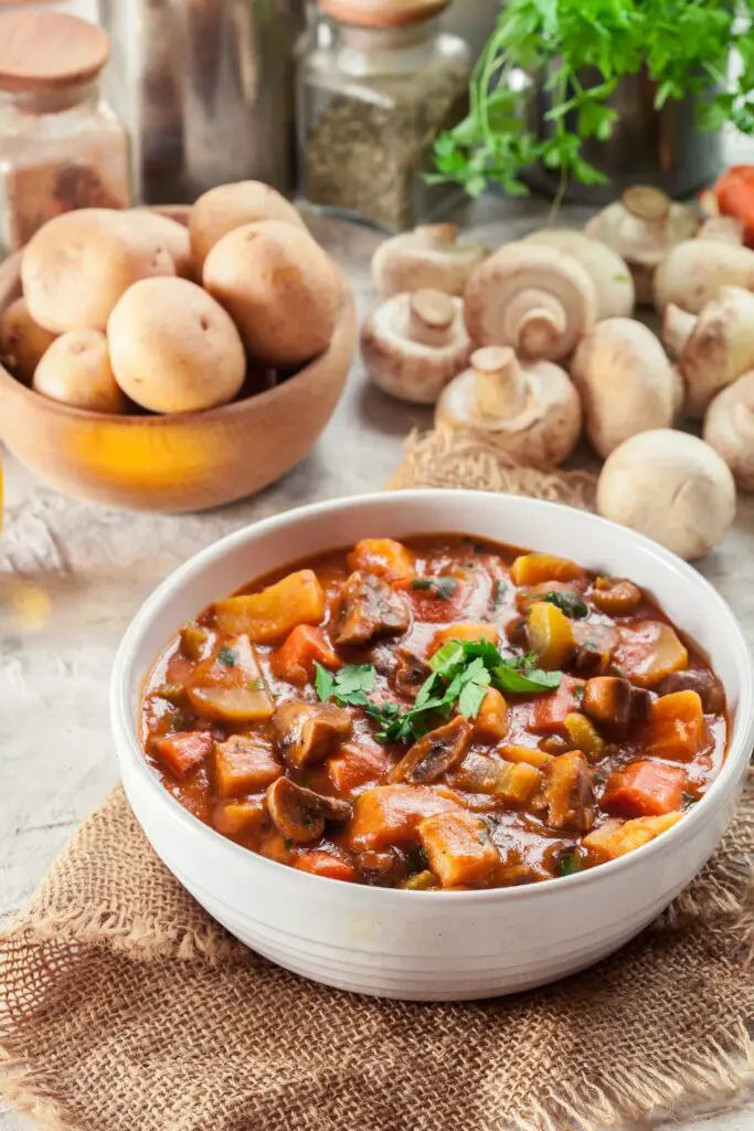 Stew taċ-ċanga Irlandiż magħmul id-dar bil-karrotti u l-patata