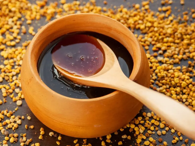 Miel de trigo sarraceno en un cuenco de madera