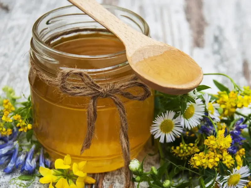 Wildflower med ve skleněné nádobě