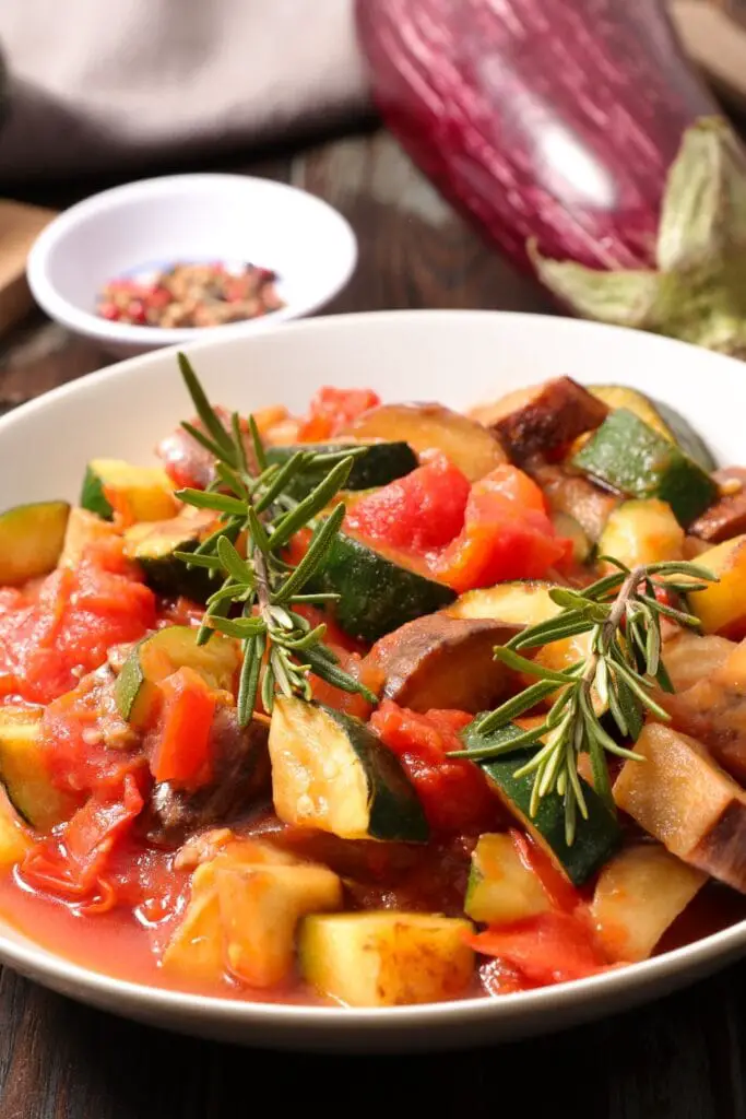 Zdrowy wegetariański ratatouille z bakłażanem i pomidorami