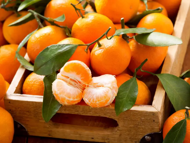Mandarinas con Hojas en Caja de Madera