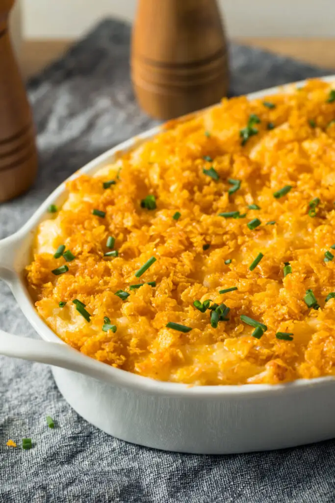 Cazuela de papas con queso adornada con cebollas verdes