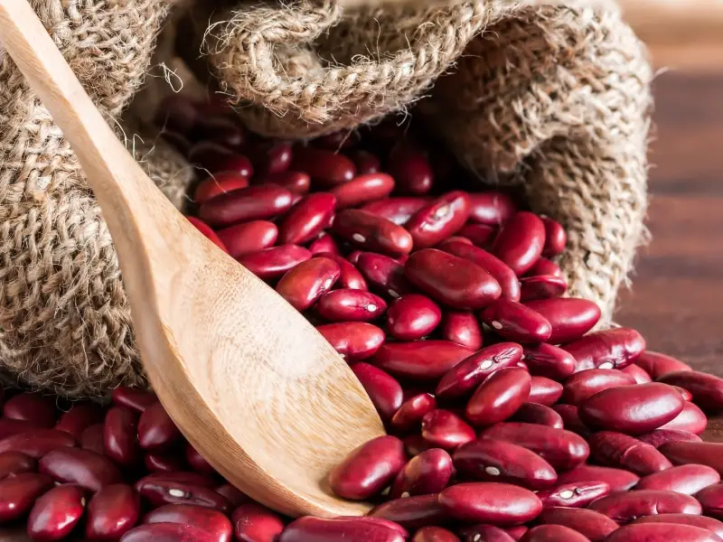 Kacang merah tumpah keluar dari karung kain
