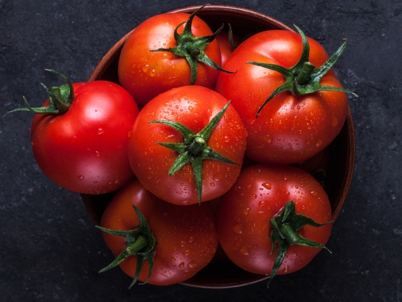 Tazón de tomates frescos