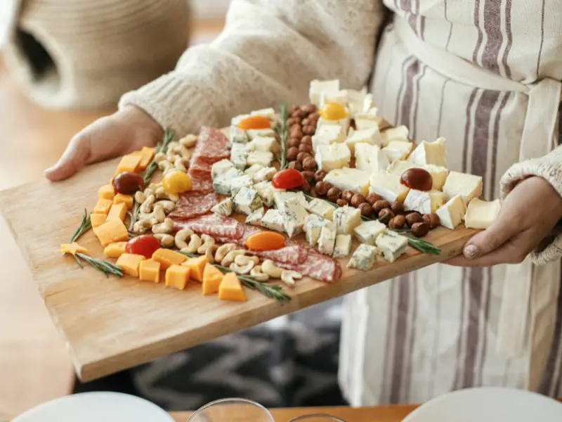 Voorgerechten van kaas en salami op een vleeswarenbord