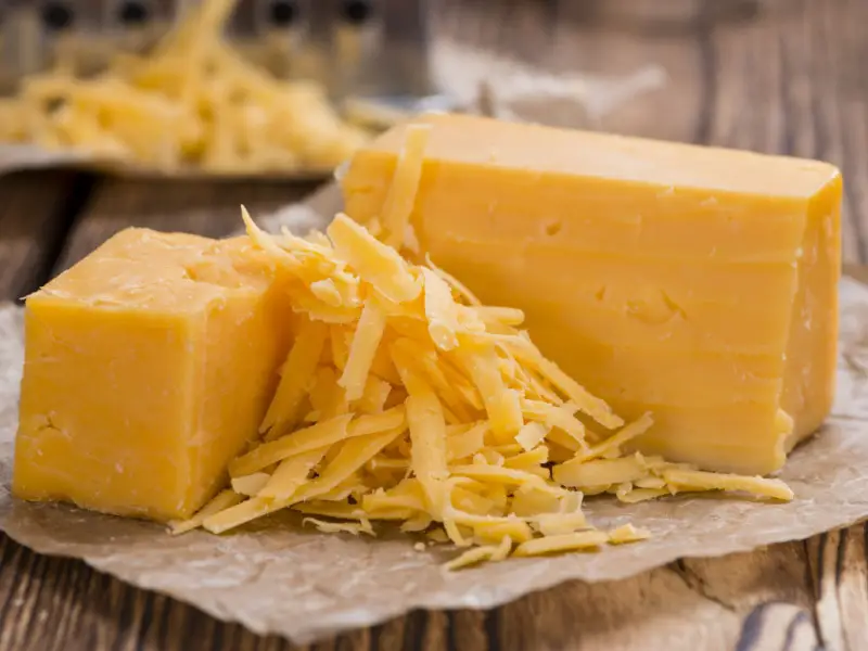 Terve ja riivitud cheddari juust küpsetuspaberil