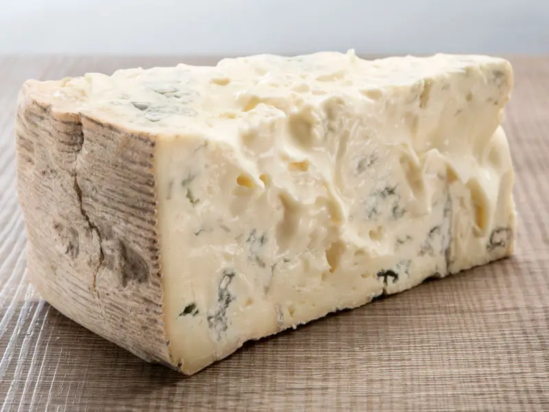 Gorgonzola juust puidust laual