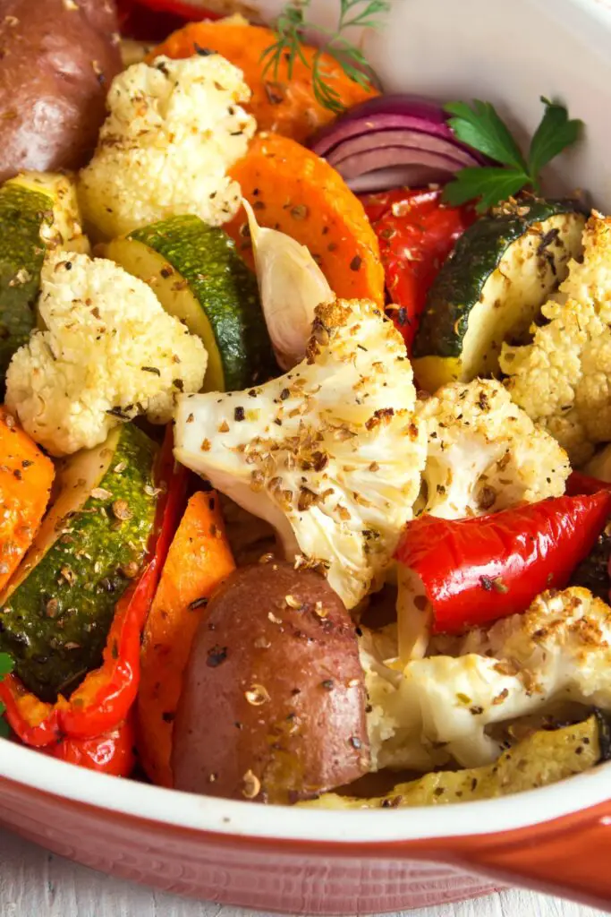 Здравословни домашно приготвени замразени печени зеленчуци с карфиол, тиквички и моркови