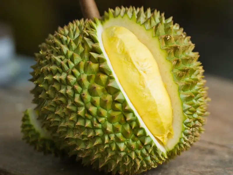 Fruta durian en una mesa de madera