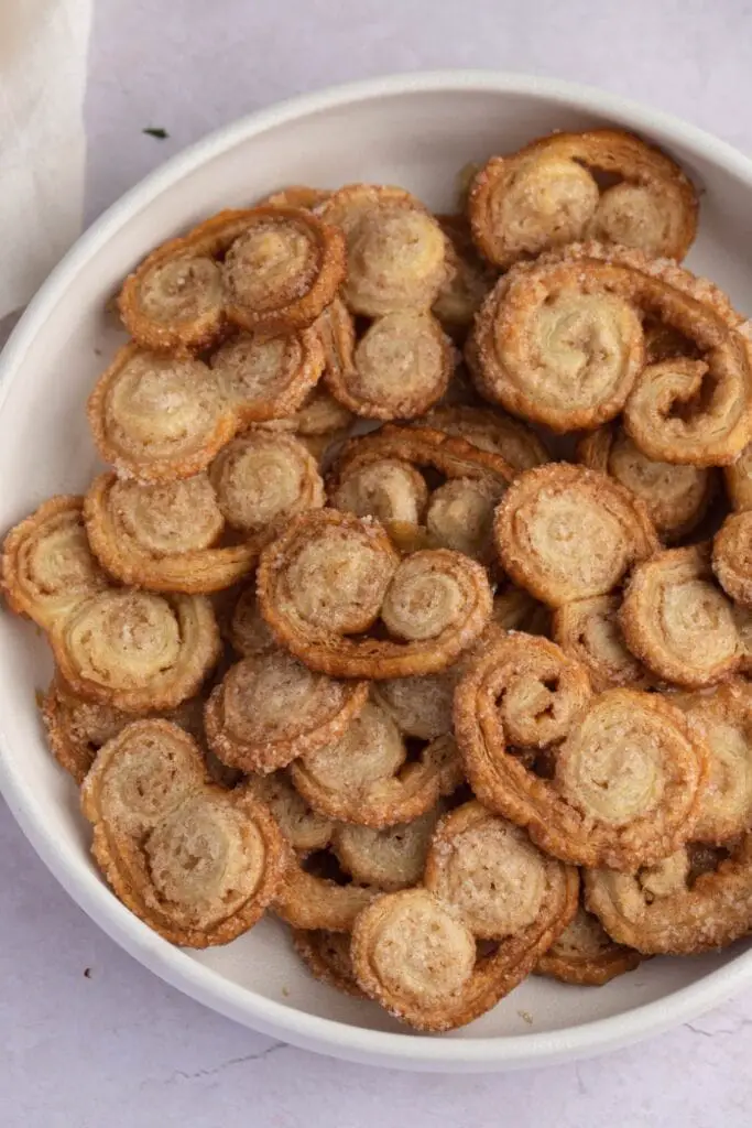 Dolci biscotti Palmier fatti in casa in una ciotola bianca