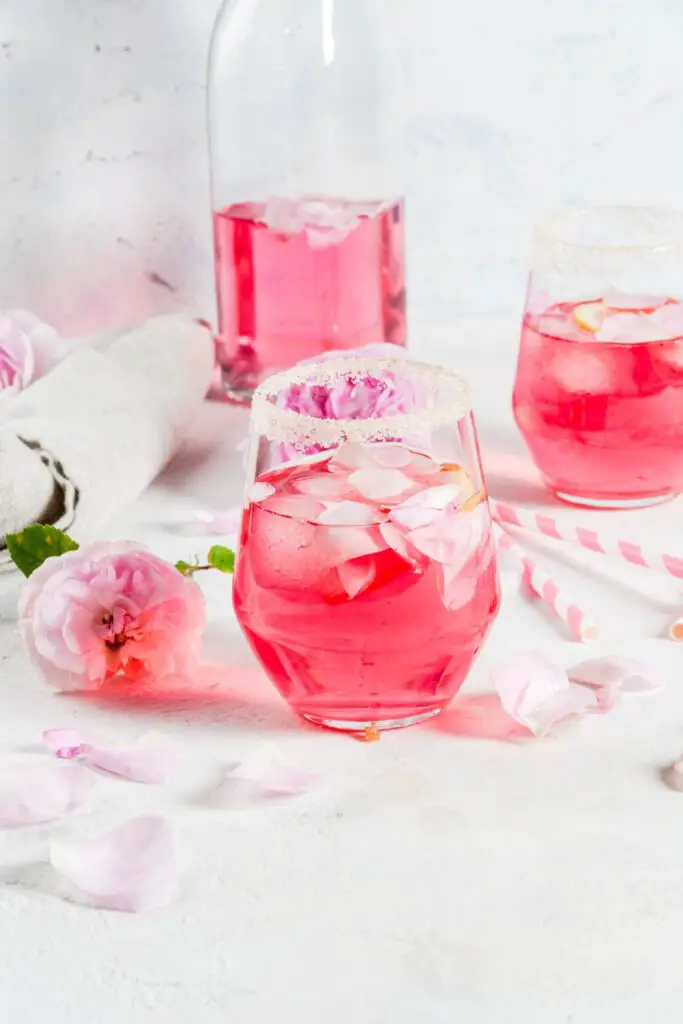 Rosa ros cocktail med citron