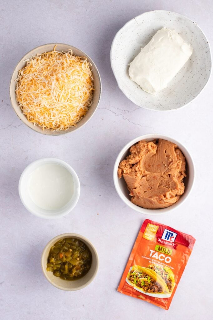 Texas Trash Dip Ingredience: Smetanový sýr, zakysaná smetana, smažené fazole a zelené chilli