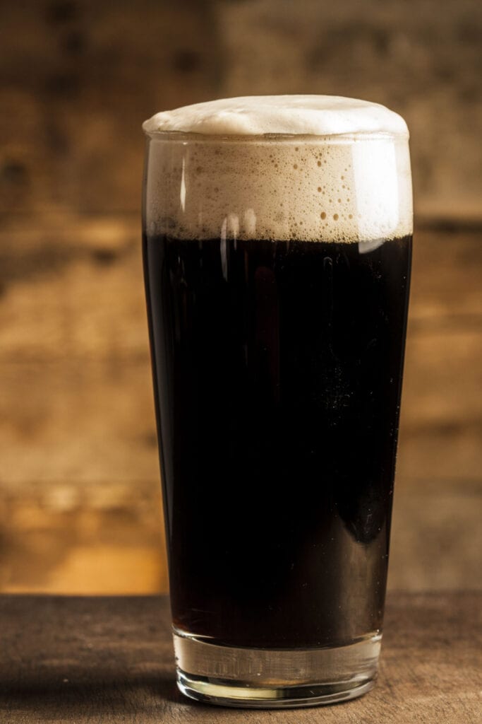 Cerveza negra Sinkiang en un vaso transparente
