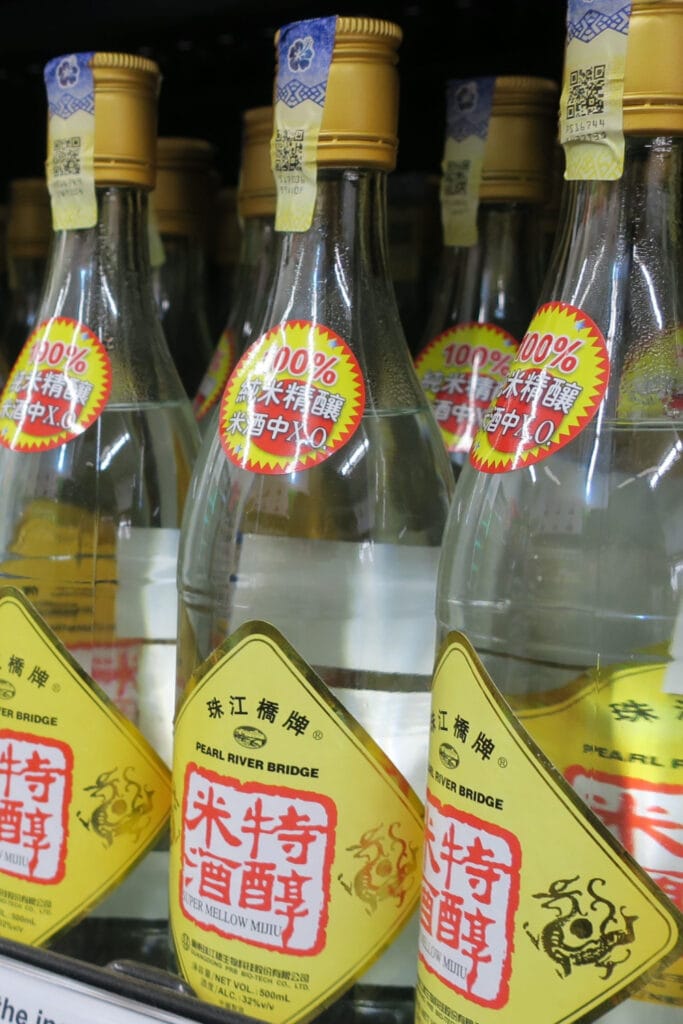 Botellas Mijiu exhibidas en estantes