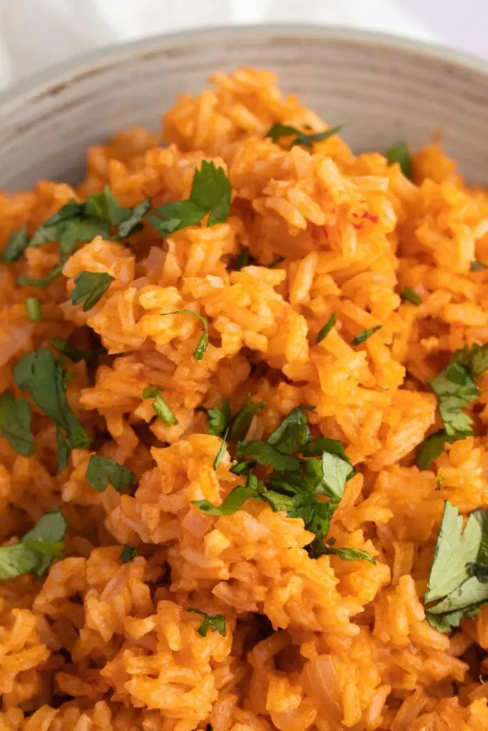 Nasi Merah Meksiko Buatan Rumah dalam Mangkuk