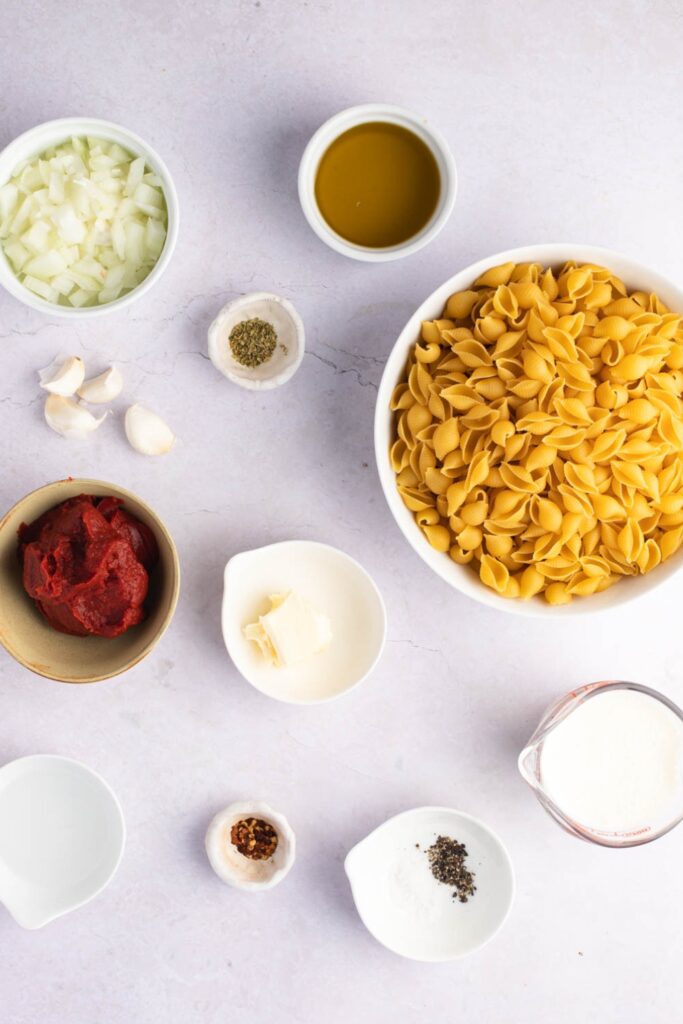 Ingredientes de la pasta Gigi Hadid: pasta, aceite de oliva, cebolla, ajo, pasta de tomate, mantequilla, sal, pimienta, vodka, parmesano y albahaca