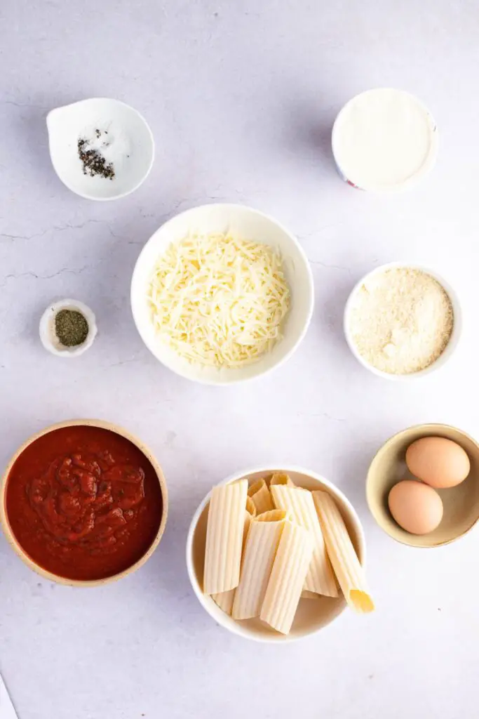 Manicotti-ingredienser - Manicotti, ricotta, mozzarella, parmesan, egg, persille, salt, pepper og spaghetti saus