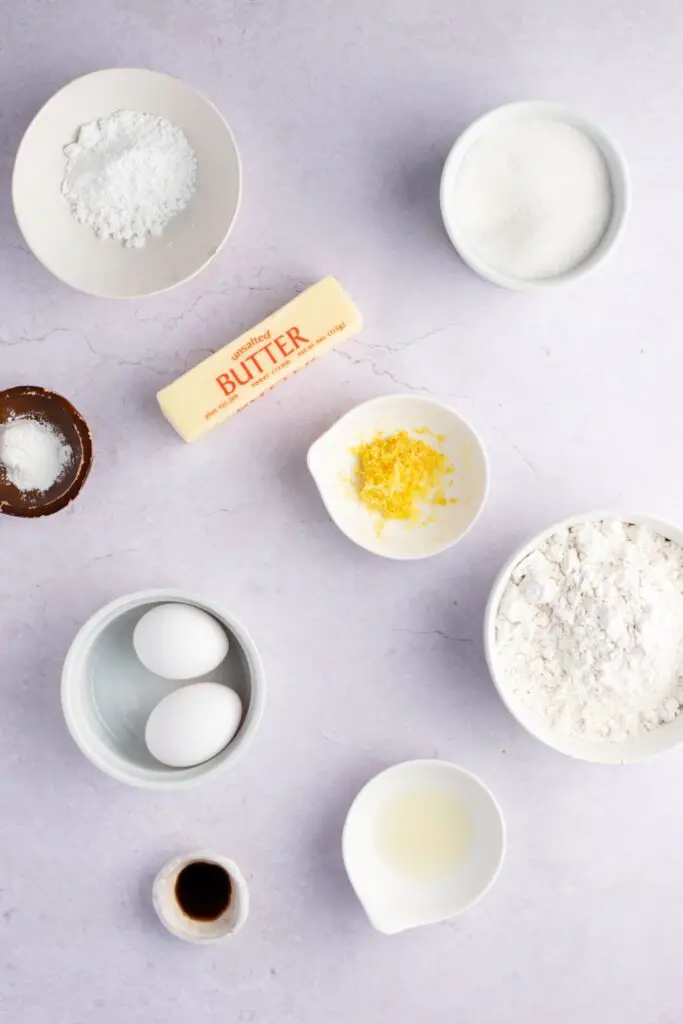Citrininiai sausainiai Ingredientai: miltai, citrinos sultys, vanilės ekstraktas, kiaušinis, sviestas, kepimo milteliai, druska ir cukrus