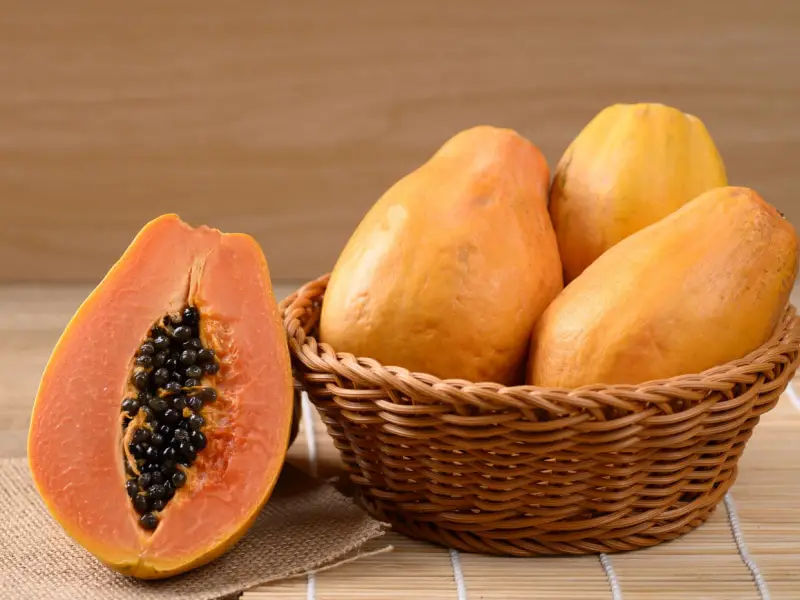 Reife Papaya in einem geflochtenen Korb