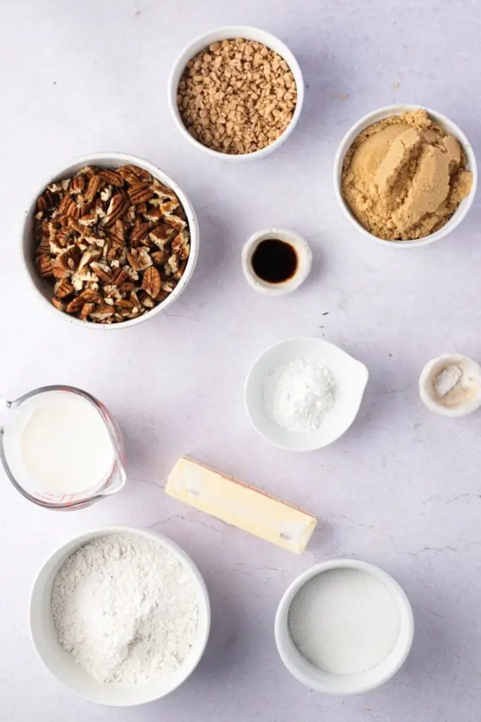Ingredientes del zapatero de pastel de nuez: mantequilla, harina, azúcar, levadura en polvo, leche, nueces, azúcar morena, trocitos de toffee, agua hirviendo