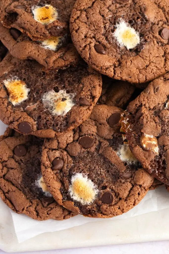 Dulces galletas caseras de chocolate caliente con malvaviscos y chispas de chocolate