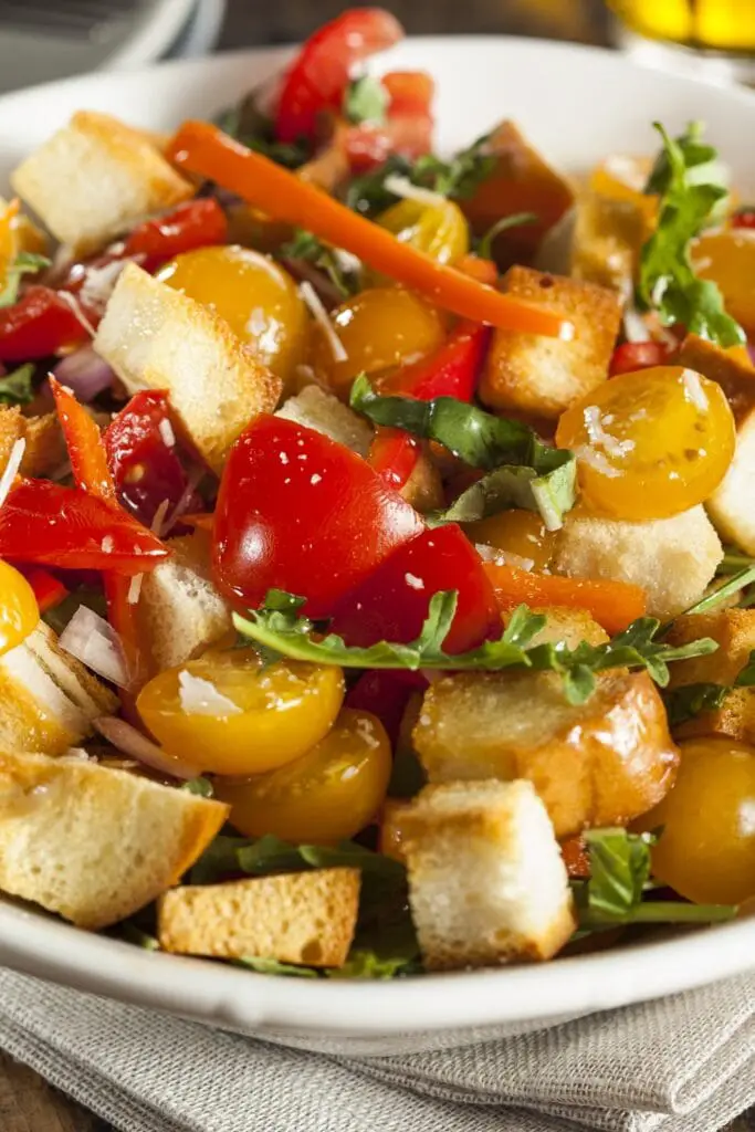Salad Panzanella bi Tomatoes û Gezûn