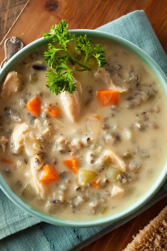 एक कटोरी में मलाईदार चिकन चावल का सूप