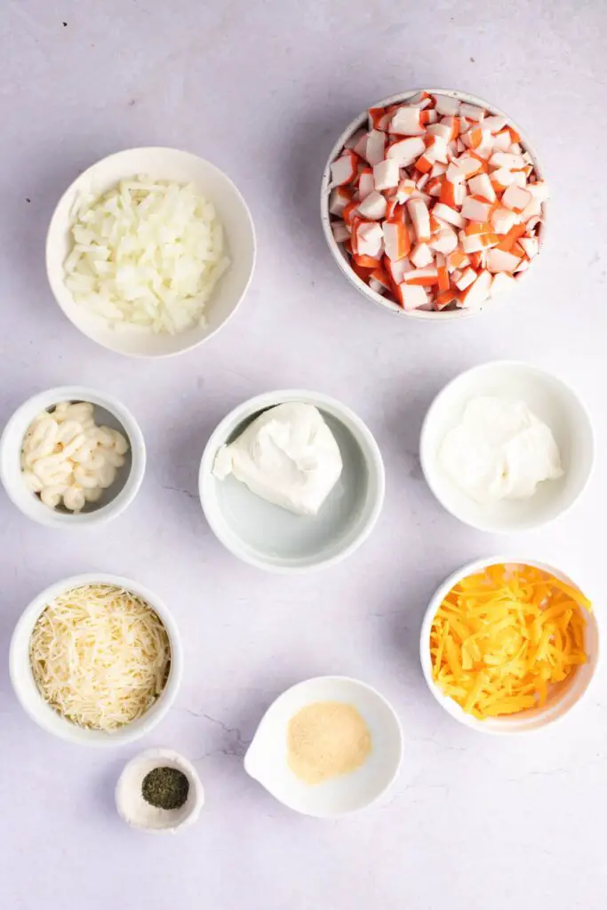 Ингредиенты для крабовой запеканки: имитация краба, лук, майонез, сыр, чесночный порошок и петрушка.