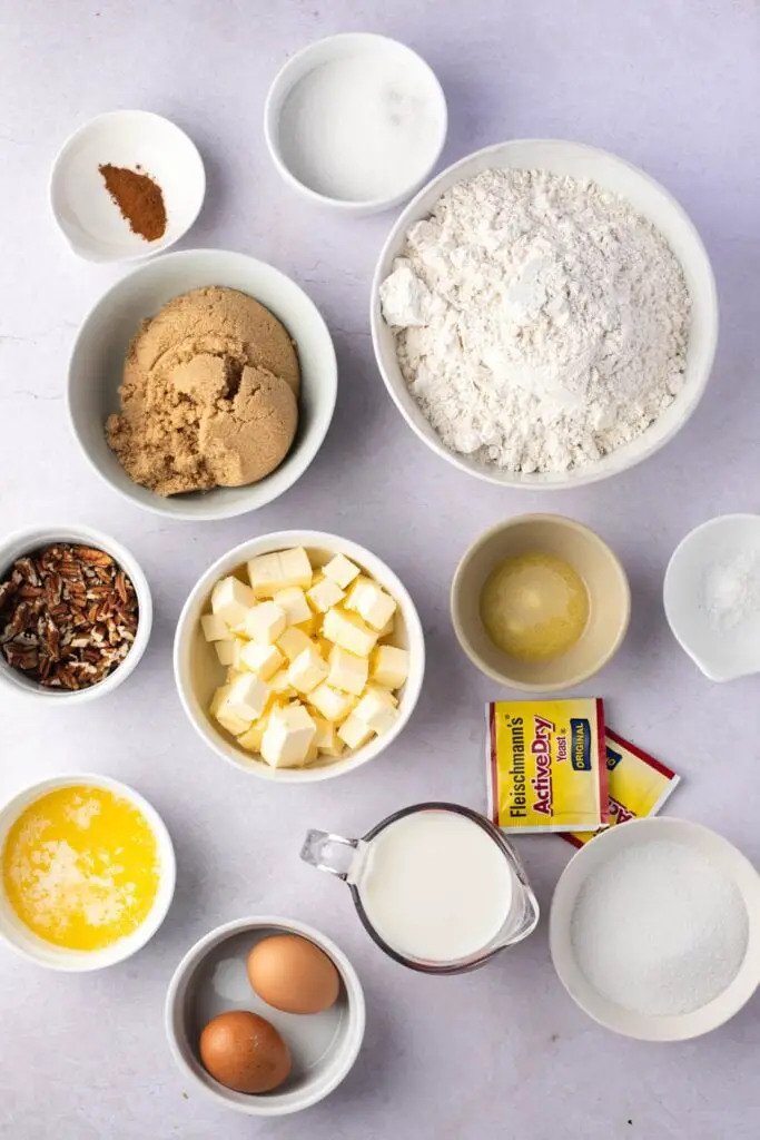 Ingredientes del rollo de canela y nueces con caramelo: levadura seca, leche, huevos, mantequilla, azúcar, harina, jarabe de maíz, nueces y canela