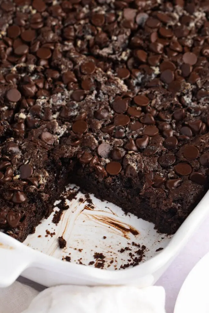 Шоколадны чипстэй гар хийцийн шоколадтай бялуу