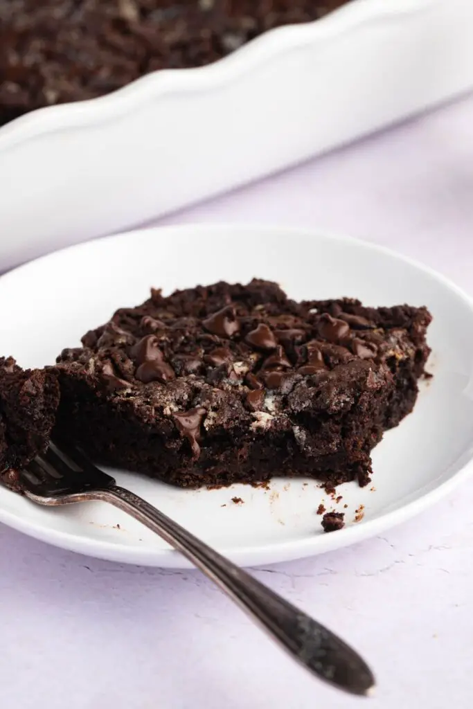 Usa ka piraso sa basa ug sticky nga tsokolate nga gibalit-ad nga cake