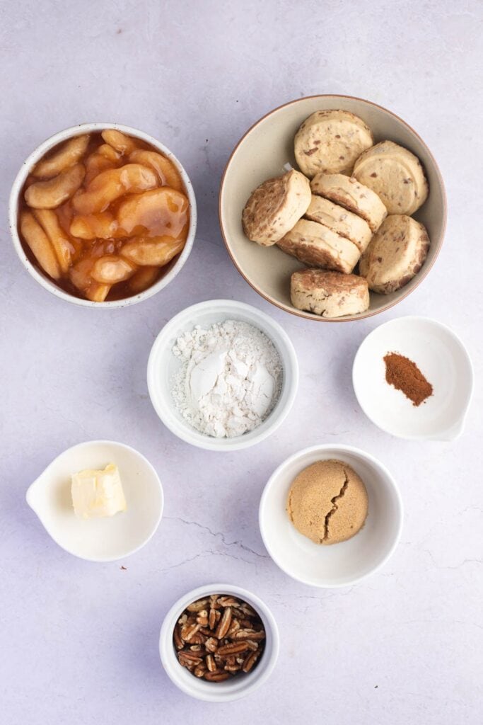 シナモン ロール ダッチ アップル パイ 材料: シナモン ロール、缶詰のアップル パイの詰め物、小麦粉、ブラウン シュガー、シナモンパウダー、冷やしたバター