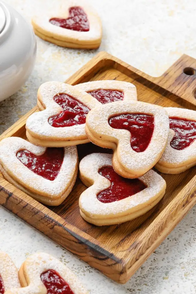 Søde hjemmelavede hjerteformede småkager med tommelfingeraftryk - nemme valentinsdagssnacks
