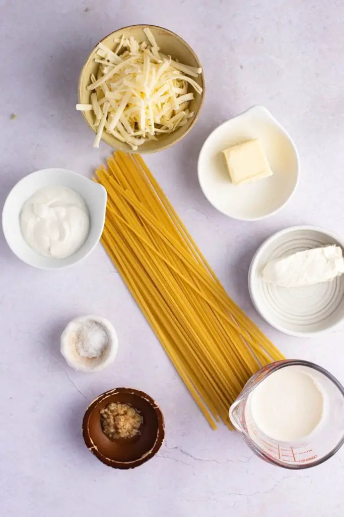 Noodles Romanoff: fideos, mantequilla, ajo, sal, queso crema, crema espesa, crema agria y pimentón