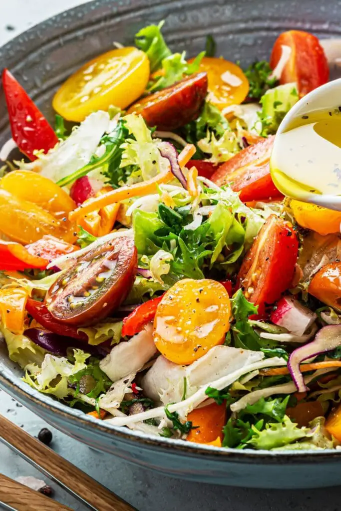 빨간색과 노란색 방울 토마토와 올리브 오일을 곁들인 홈메이드 야채 샐러드