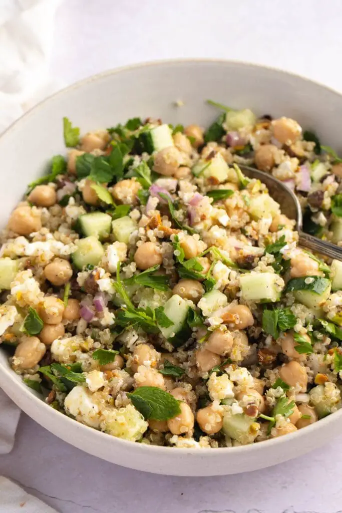 Salade saine avec quinoa, concombre, persil et oignon dans un bol blanc