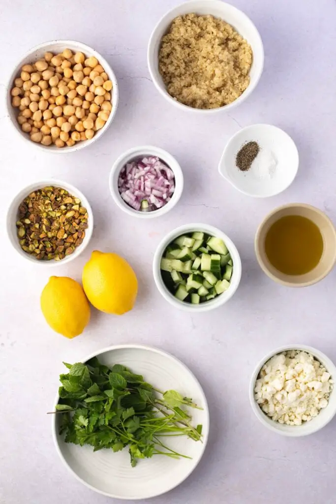 Ingrédients de la salade Jennifer Aniston : quinoa, concombre, persil, menthe, oignon, pistaches, pois chiches et fromage feta