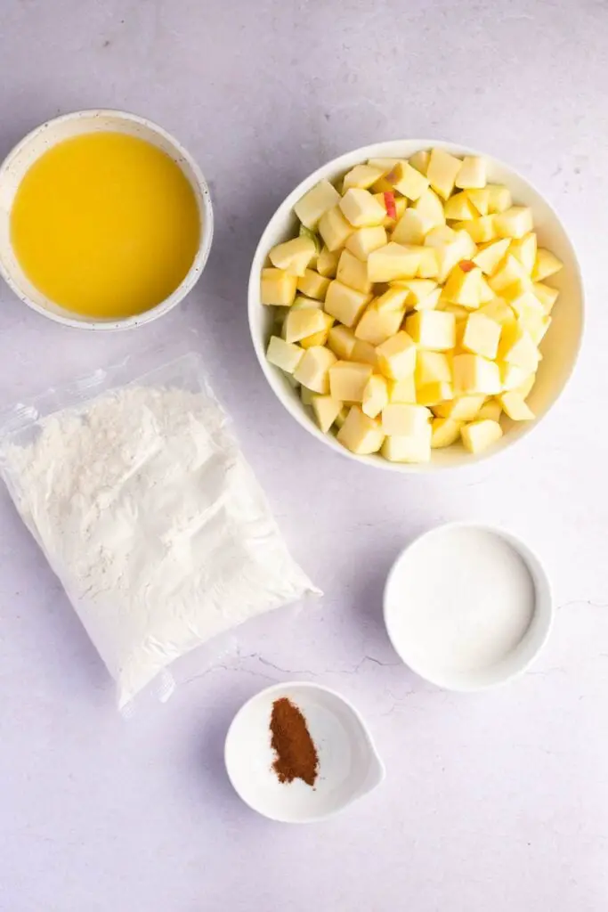 Ingredientes de Apple Dump Cake - Mezcla para pastel de manzanas, azúcar, canela y amarillo
