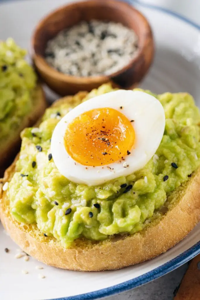 Tostada Casera De Aguacate Con Untar Y Huevo