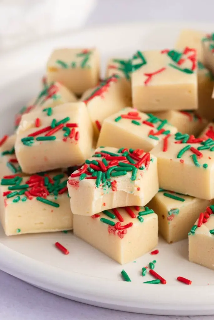 Fudge de galleta navideña casera dulce con caramelos espolvoreados