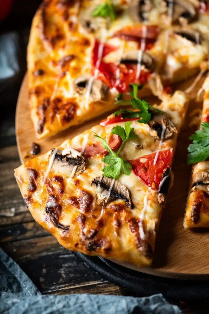 Grilluð pepperoni pizza með sveppum, mozzarella og tómötum