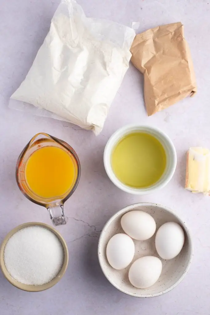 Nguyên liệu làm bánh cam: Hỗn hợp bánh vàng, Hỗn hợp bánh pudding chanh ăn liền, Nước cam, Dầu thực vật, Trứng, Chiết xuất chanh, Đường trắng và Bơ