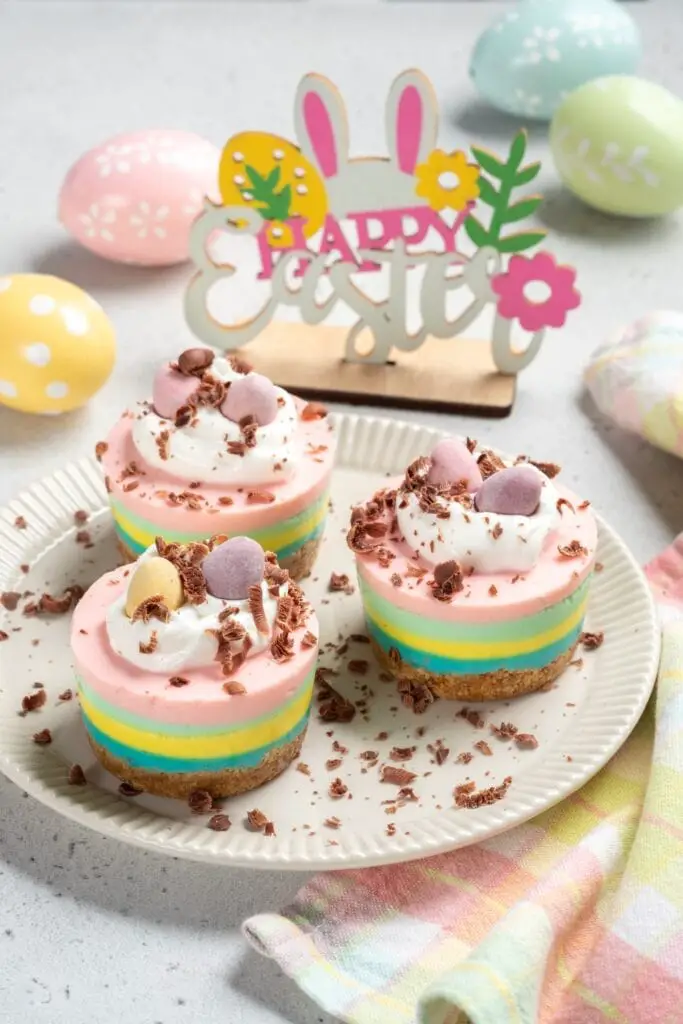 Maradt húsvéti tojásreceptek házi készítésű mini sajttortákkal, édes tojással és tejszínhabbal