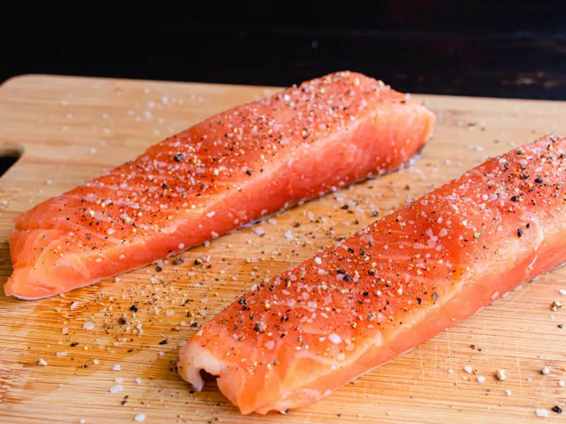 Salmon ປຸງລົດຊາດດ້ວຍເກືອ kosher ແລະ pepper