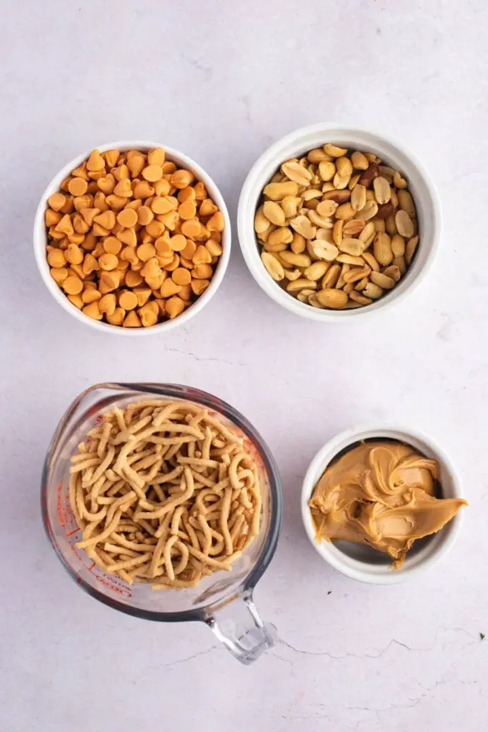 Ingredienti dei biscotti Haystack: patatine al caramello, burro di arachidi, noodles Chow Mein e arachidi salate