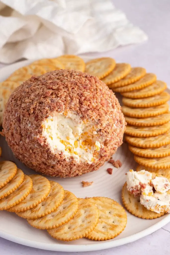 Sabrosa y suntuosa bola de queso ranchero con tocino y galletas saladas